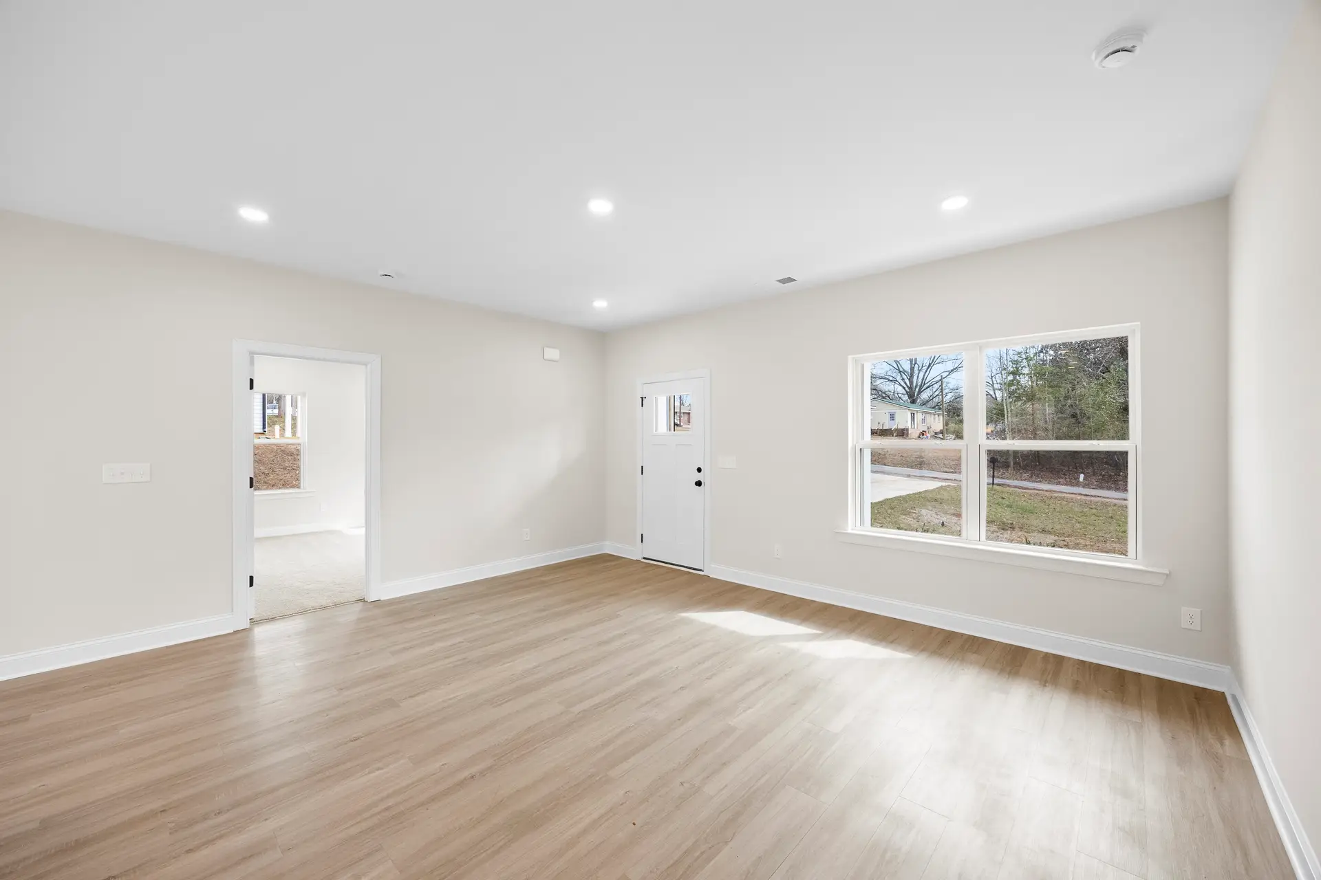 400 Brice St living room