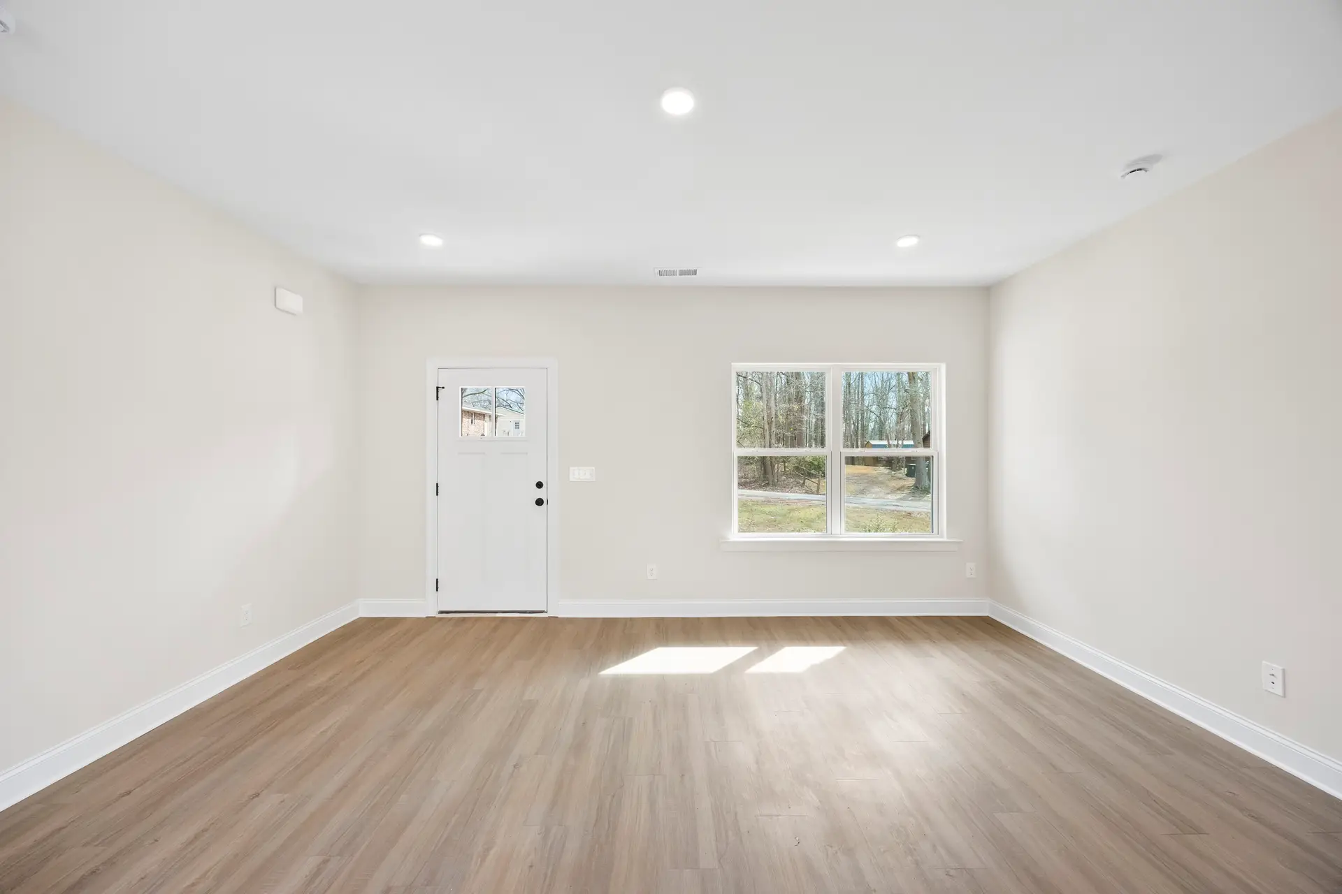 400 Brice St living room