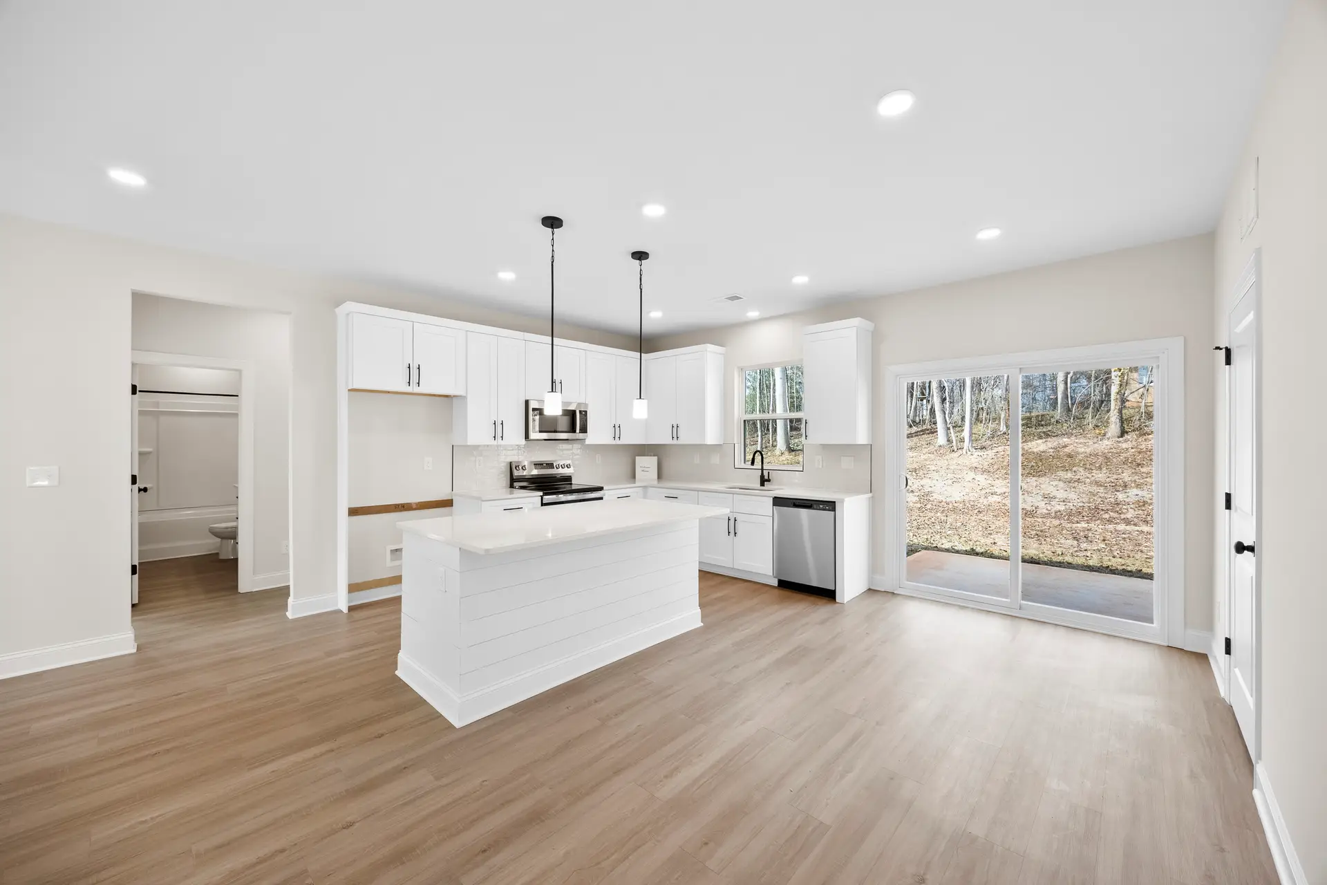 400 Brice St kitchen and dining area