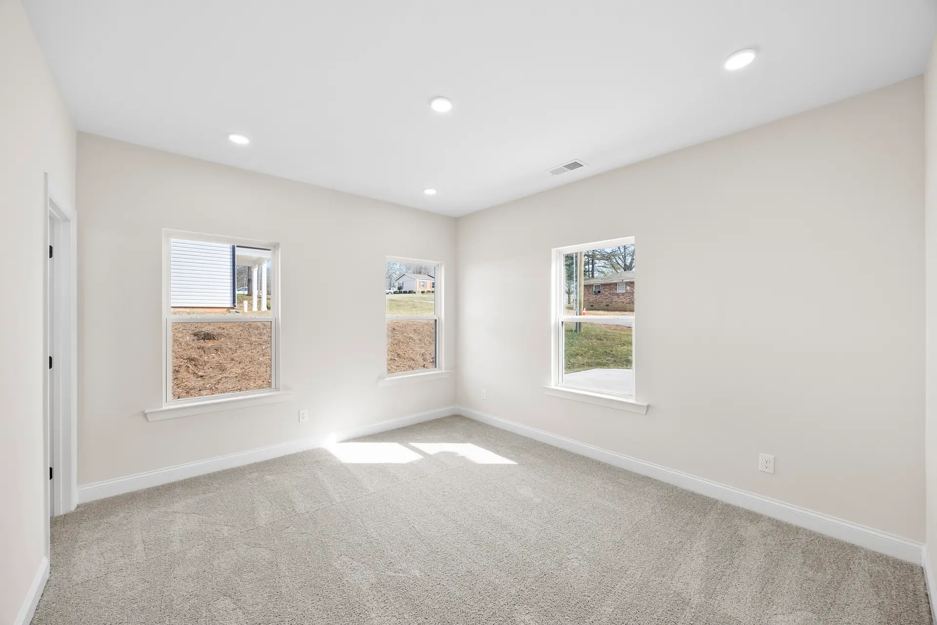 400 Brice St master bedroom