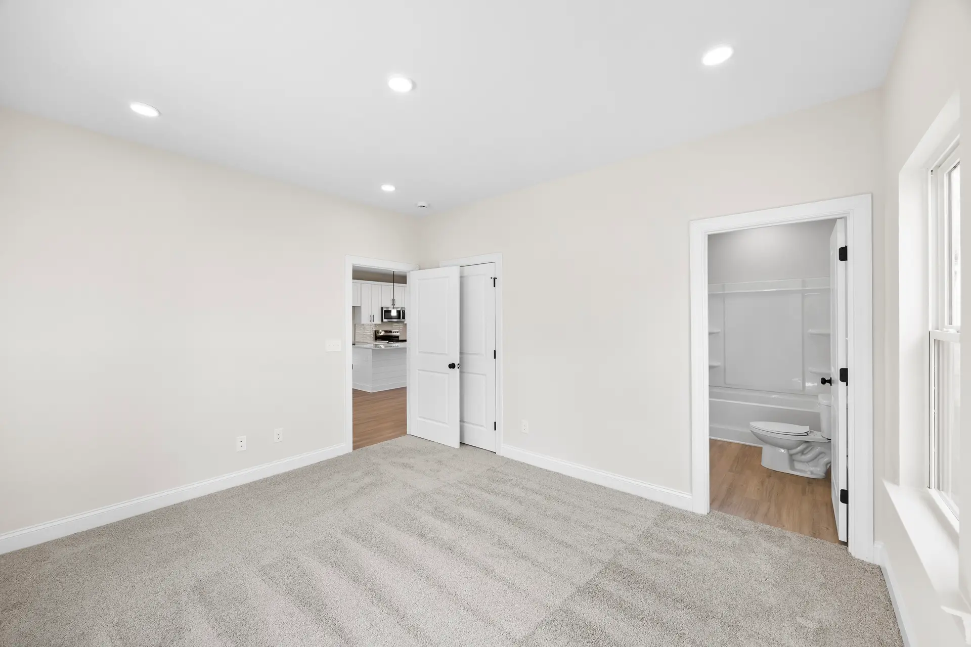 400 Brice St master bedroom