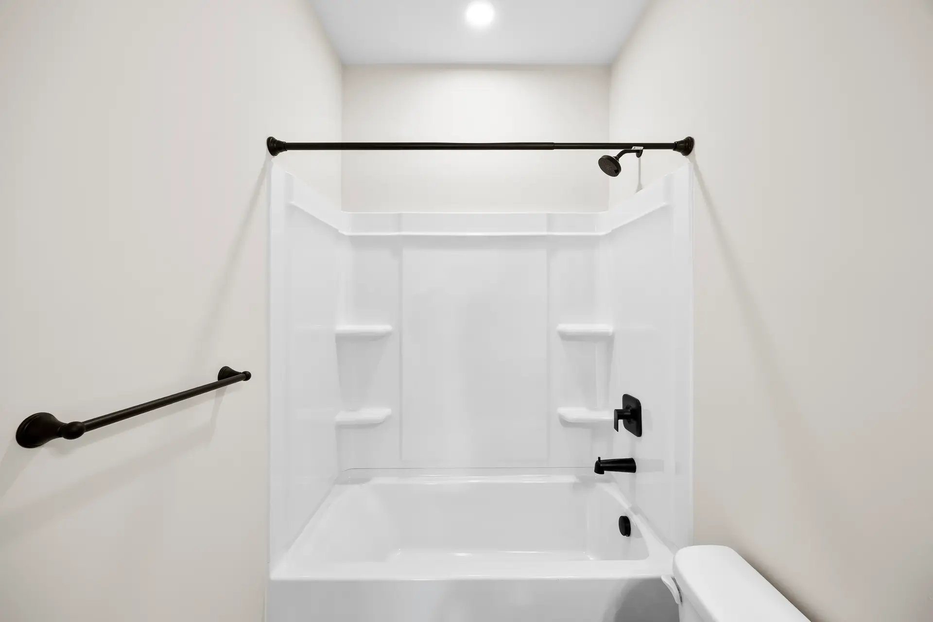 400 Brice St bath/shower combo