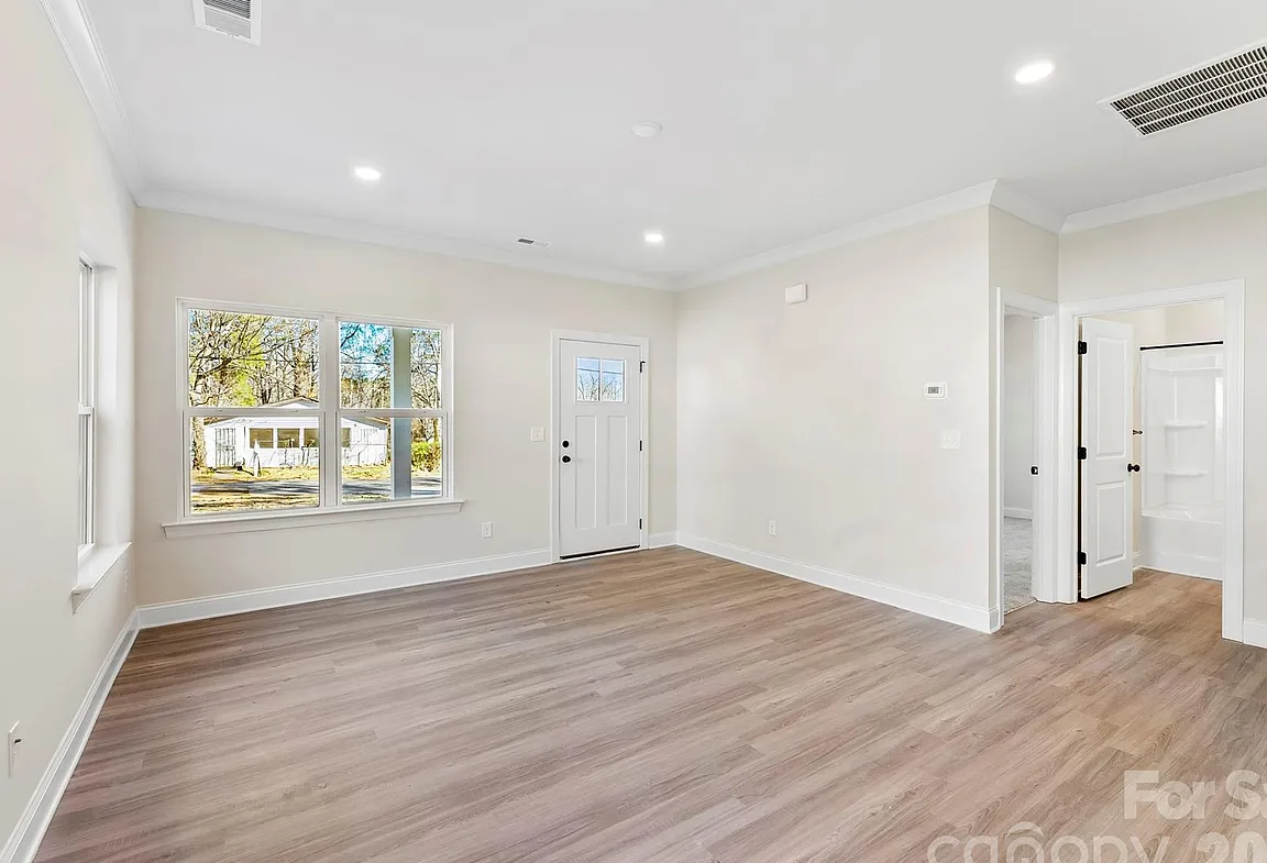 514 2nd St E front door