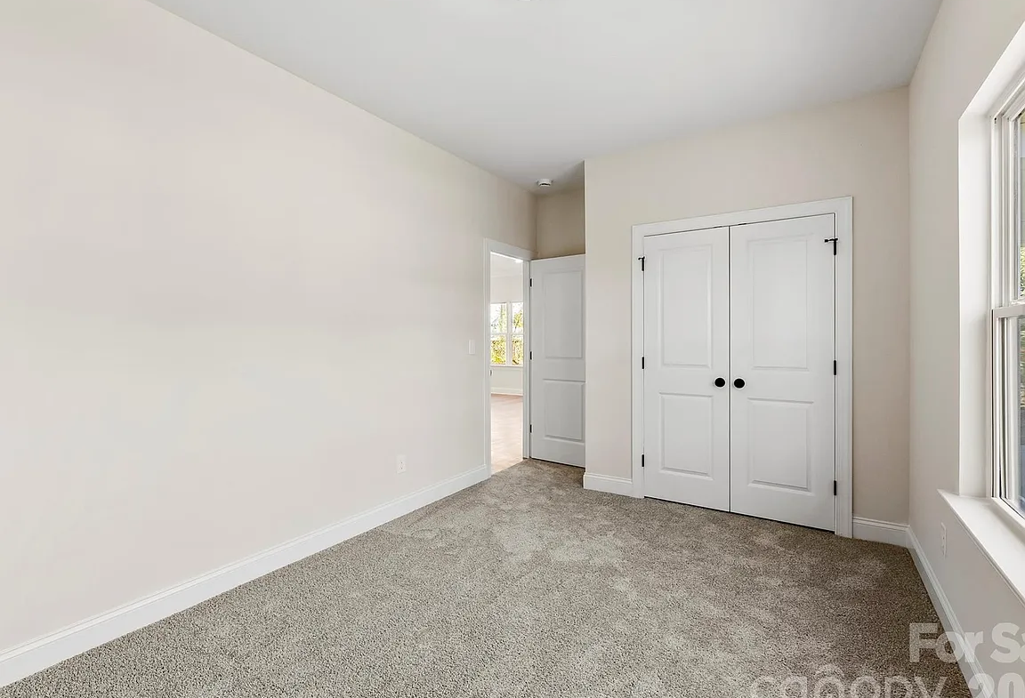 514 2nd St E bedroom