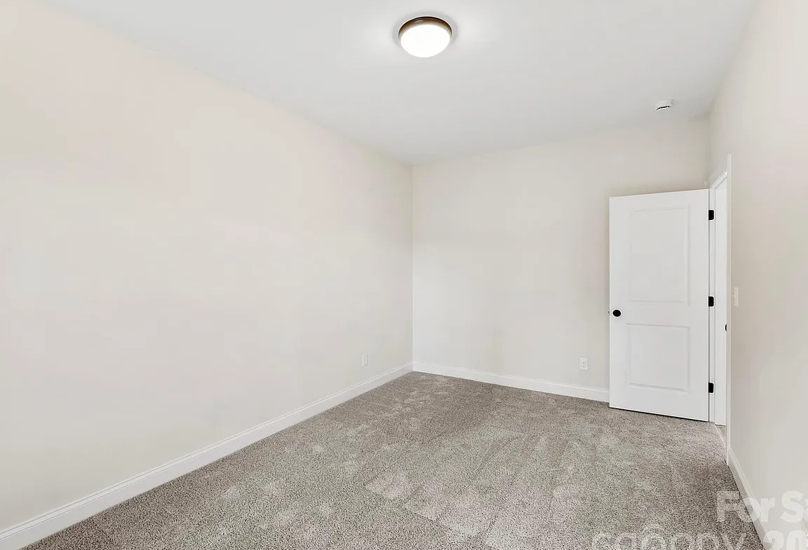 514 2nd St E bedroom