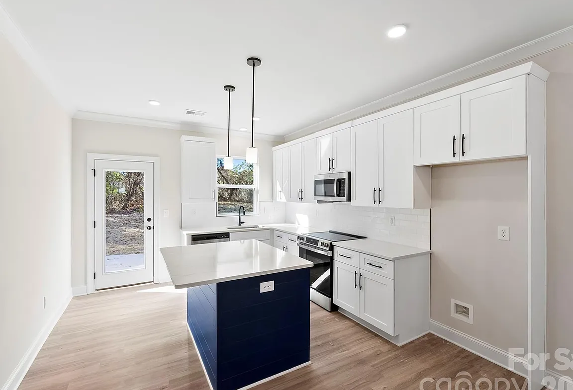 514 2nd St E kitchen