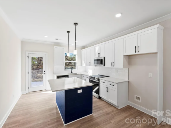 514 2nd St E kitchen