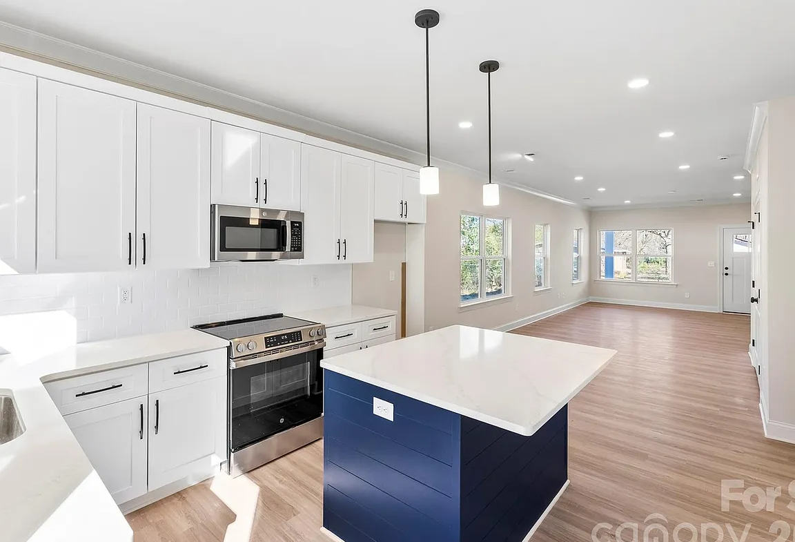 514 2nd St E kitchen