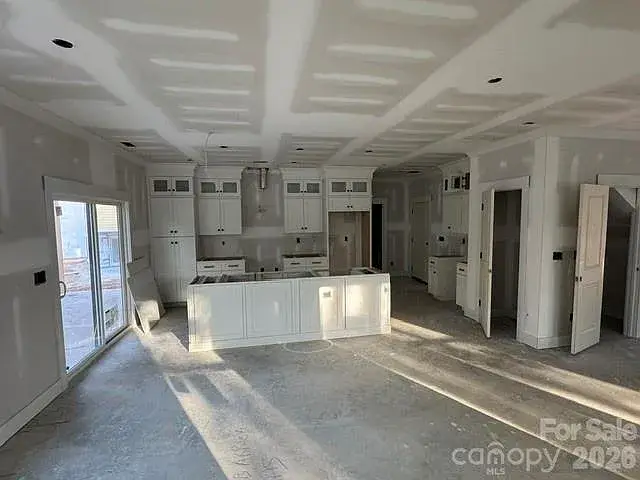 135 Parkdale Dr kitchen