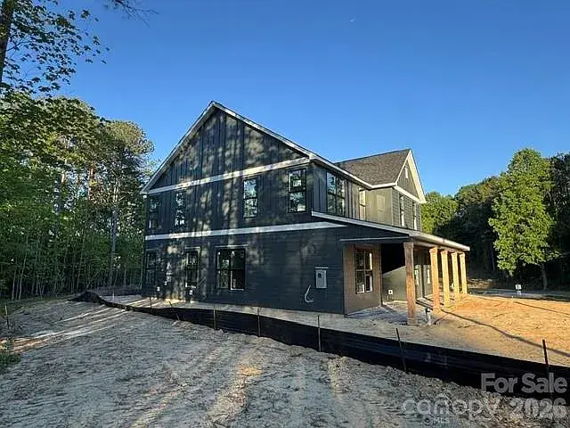 135 Parkdale Dr left side exterior