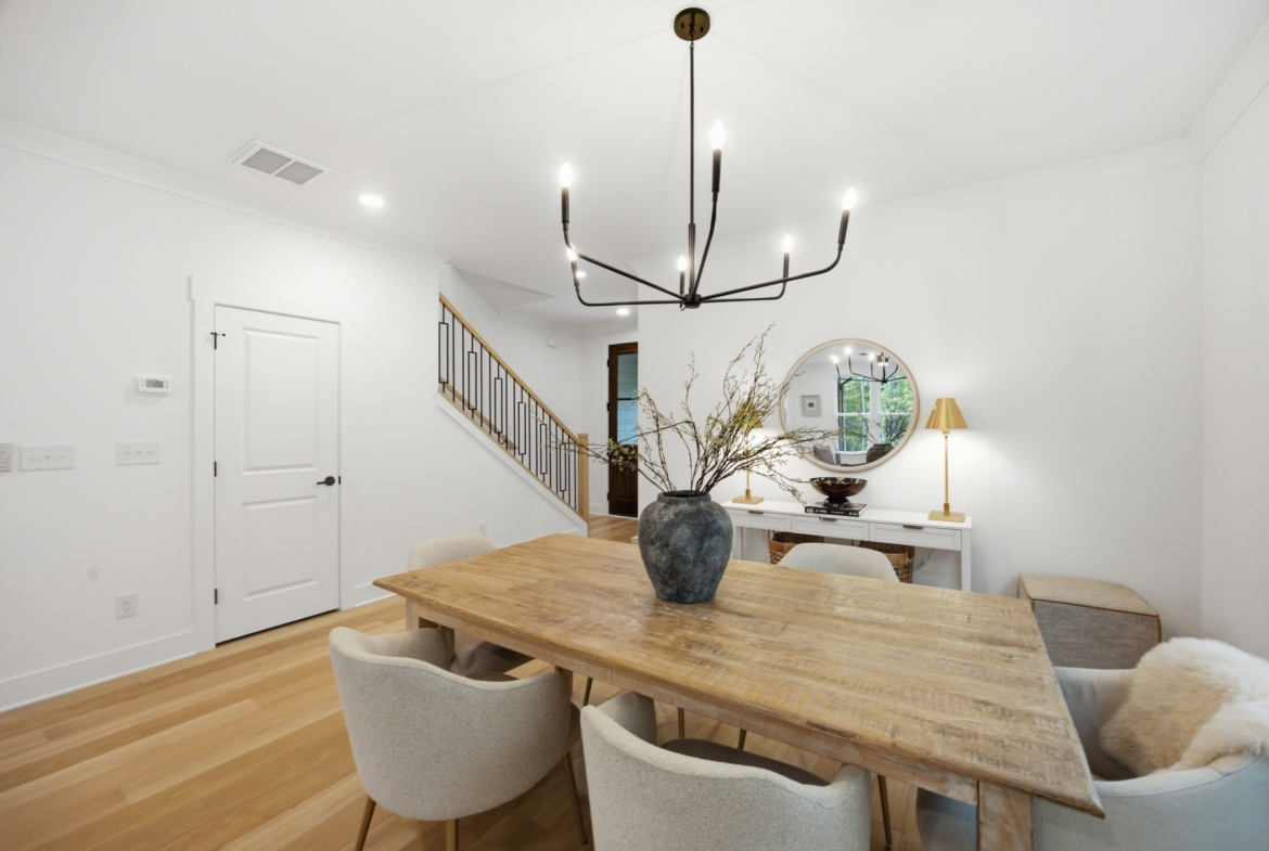 135 Parkdale Dr dining