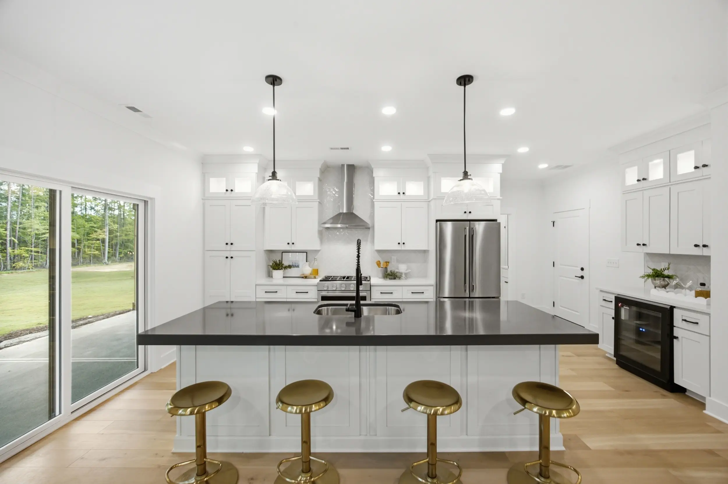 135 Parkdale Dr kitchen island