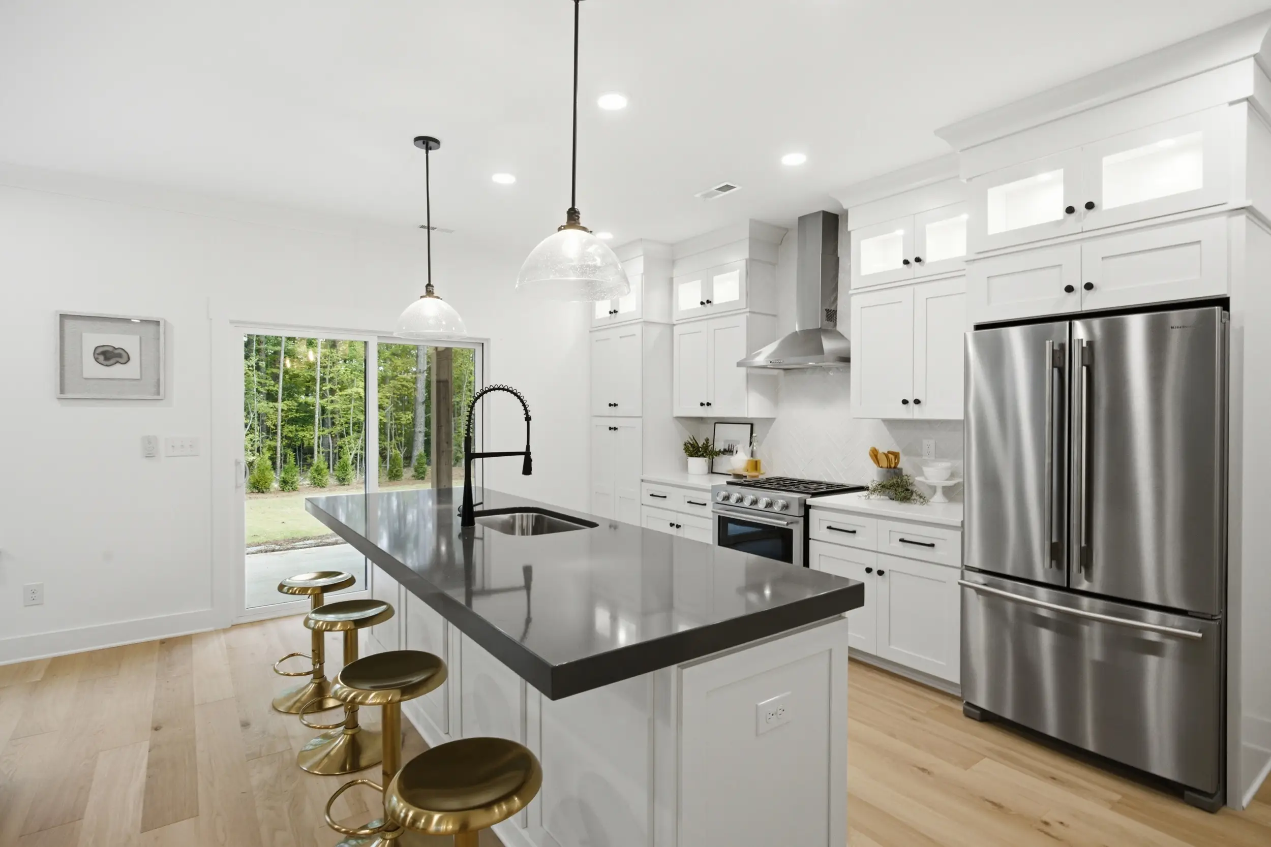 135 Parkdale Dr kitchen