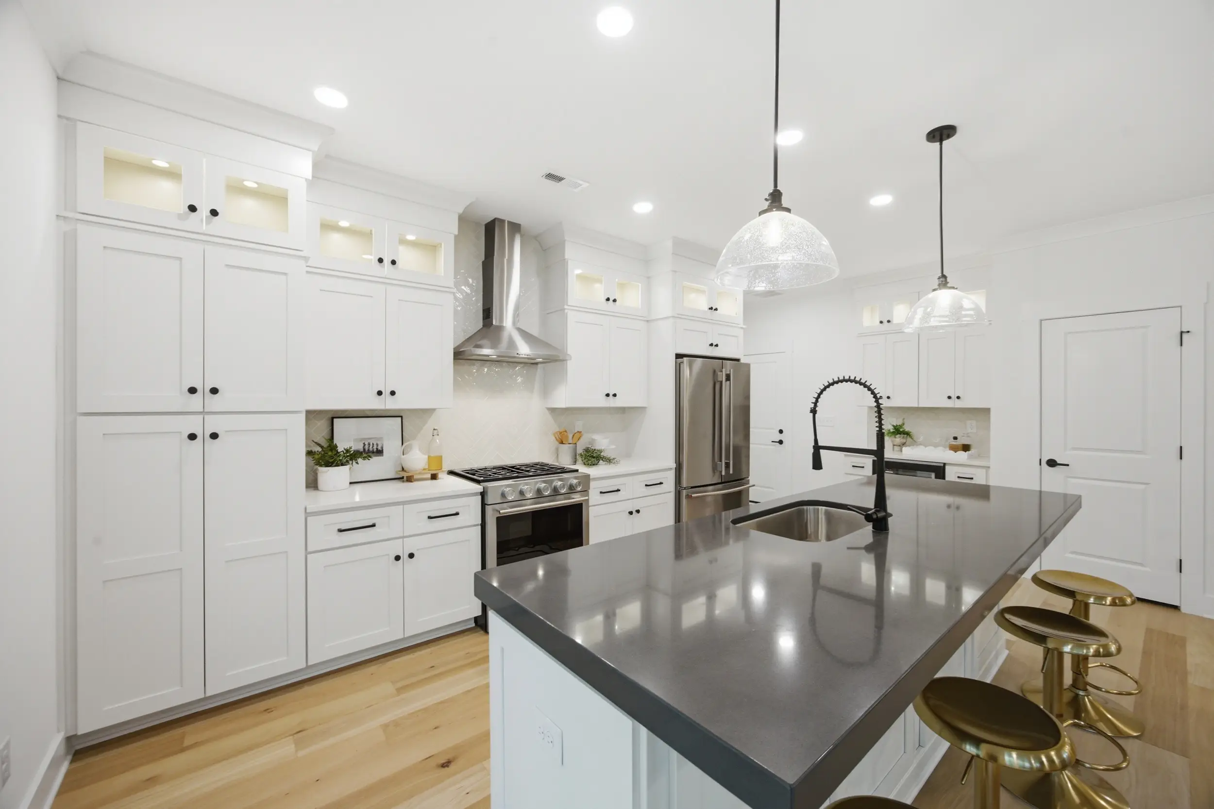 135 Parkdale Dr kitchen