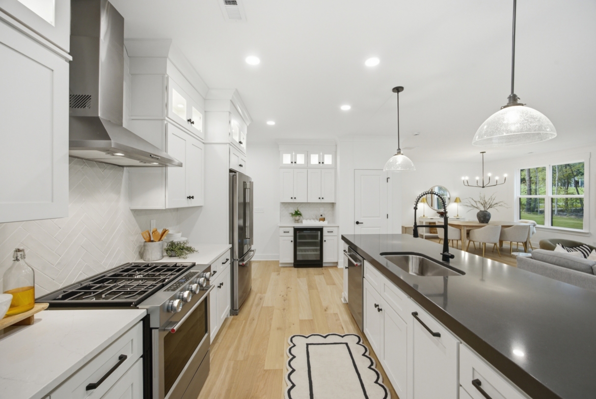 135 Parkdale Dr kitchen