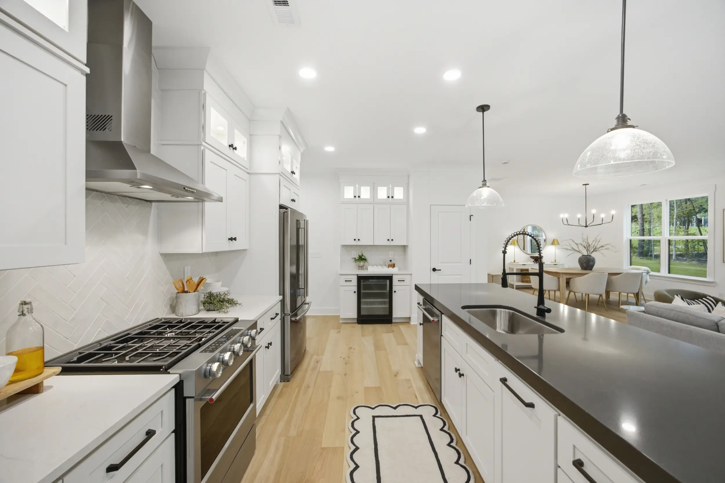 135 Parkdale Dr kitchen