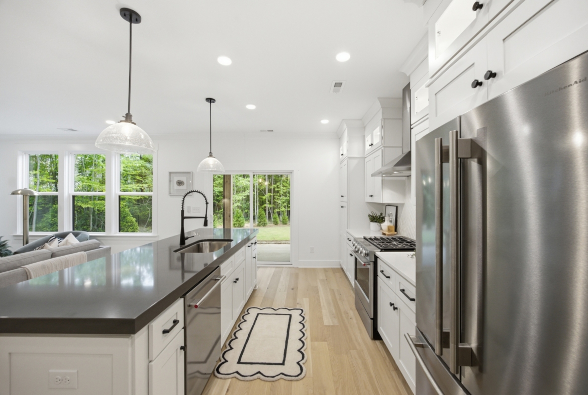 135 Parkdale Dr kitchen