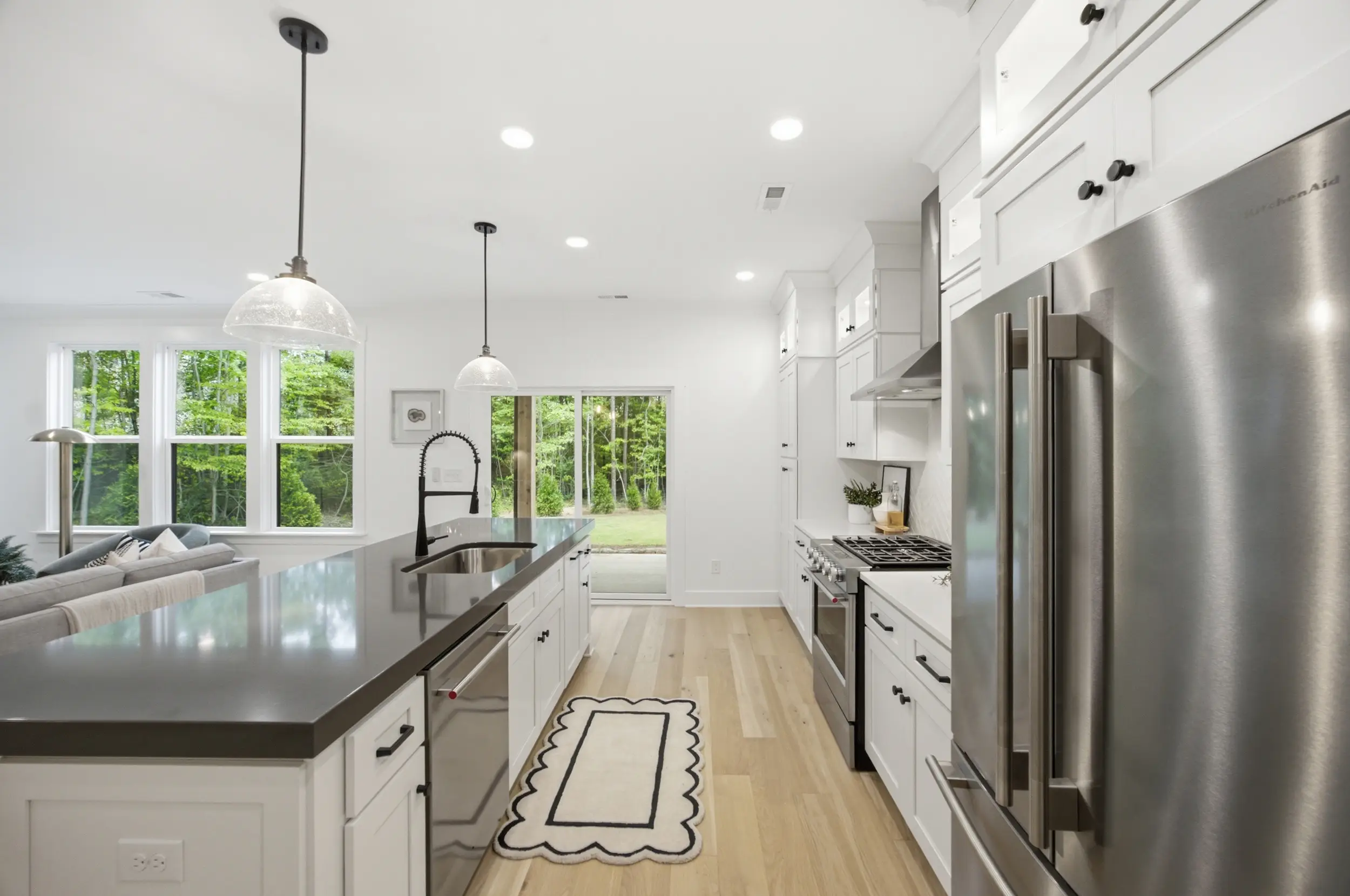 135 Parkdale Dr kitchen