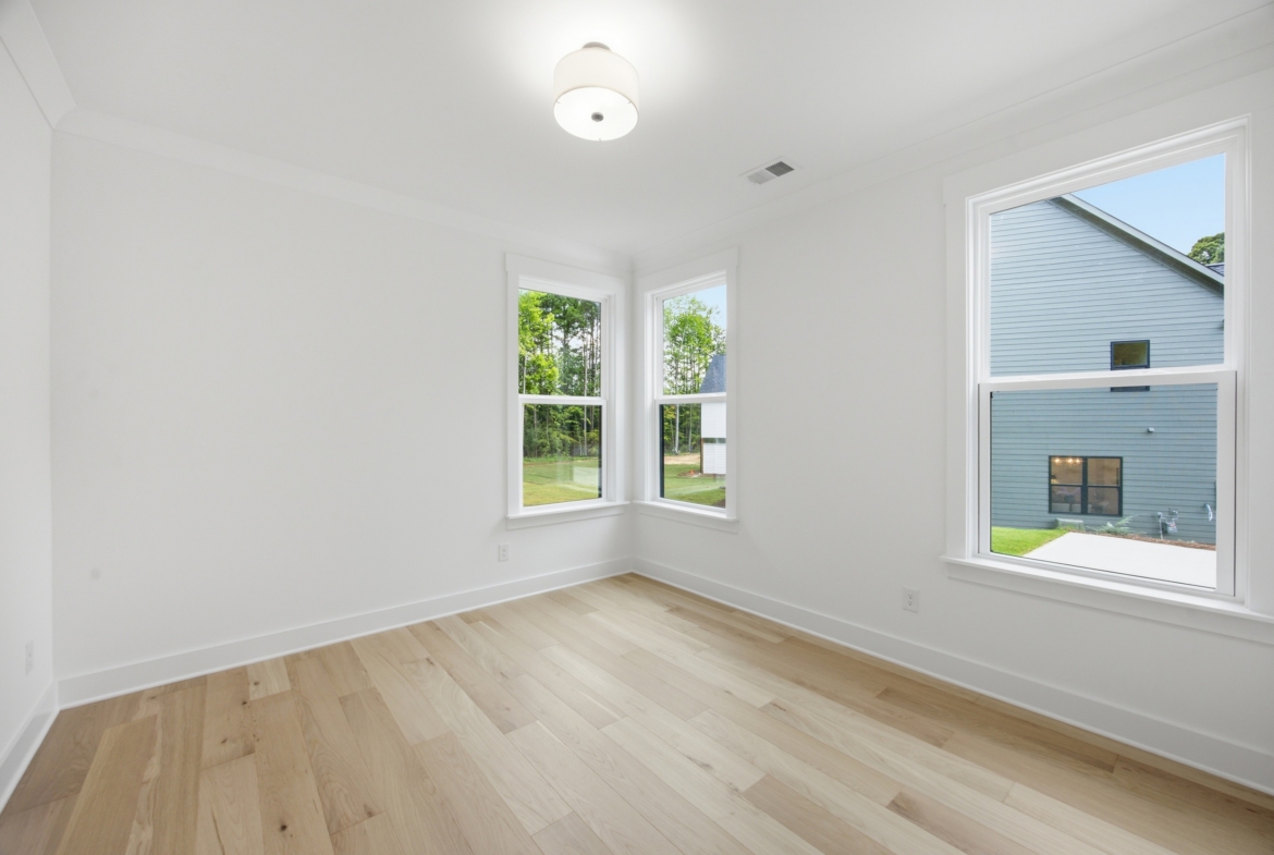 135 Parkdale Dr bedroom