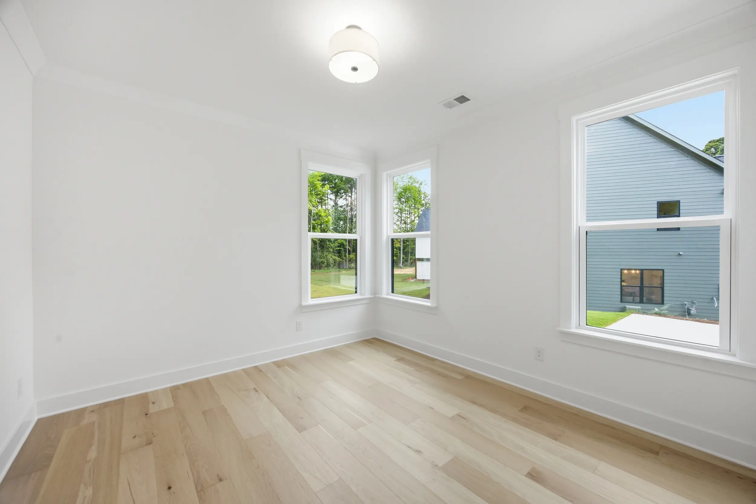 135 Parkdale Dr bedroom