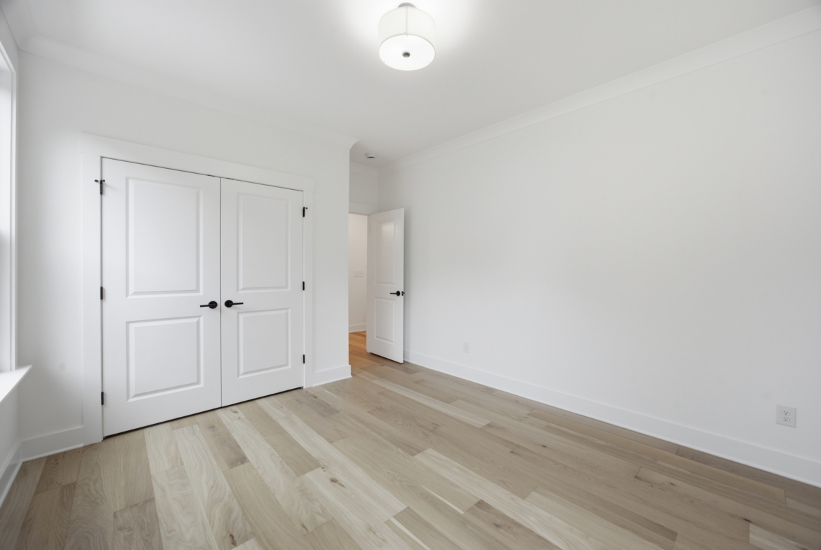 135 Parkdale Dr bedroom