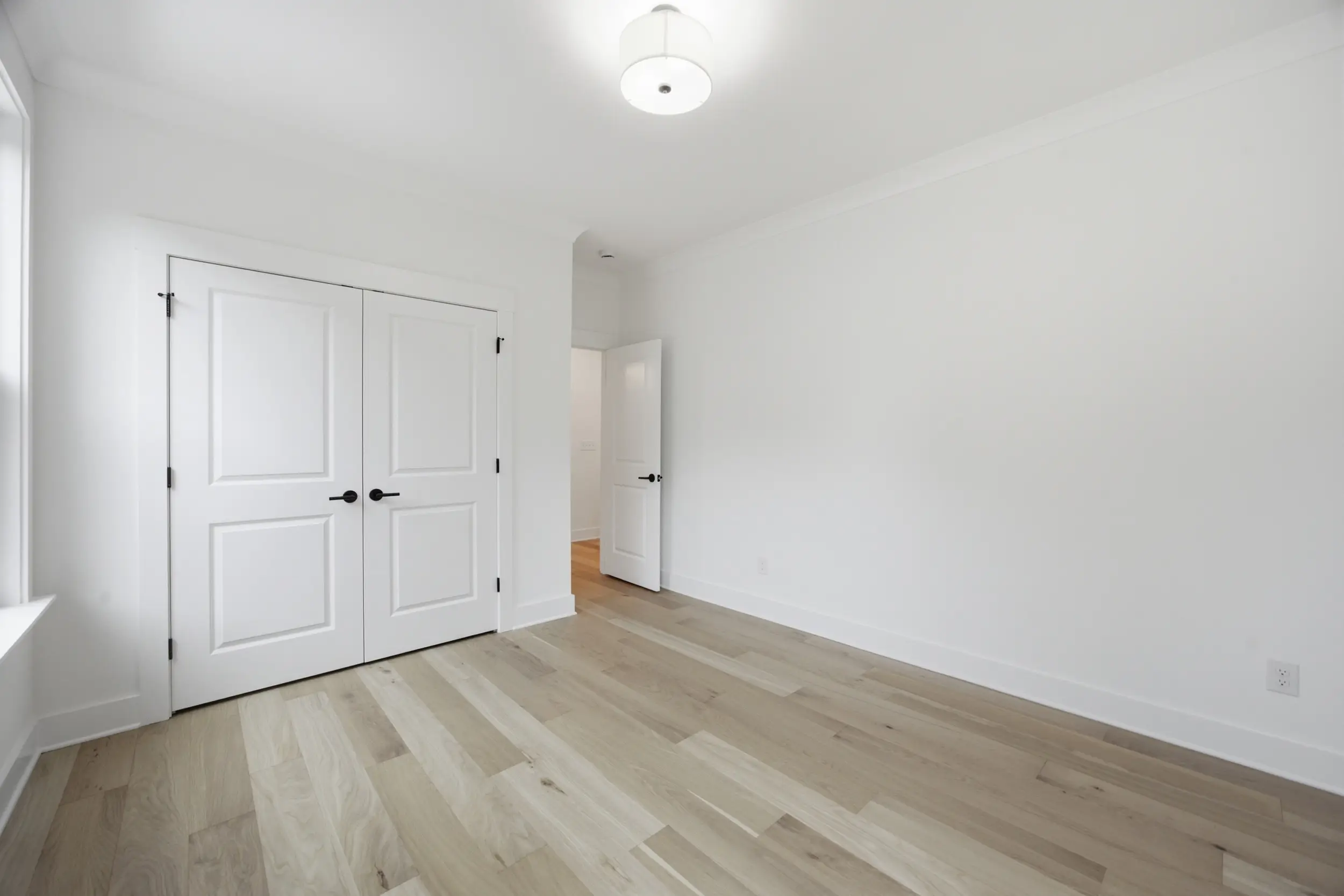 135 Parkdale Dr bedroom