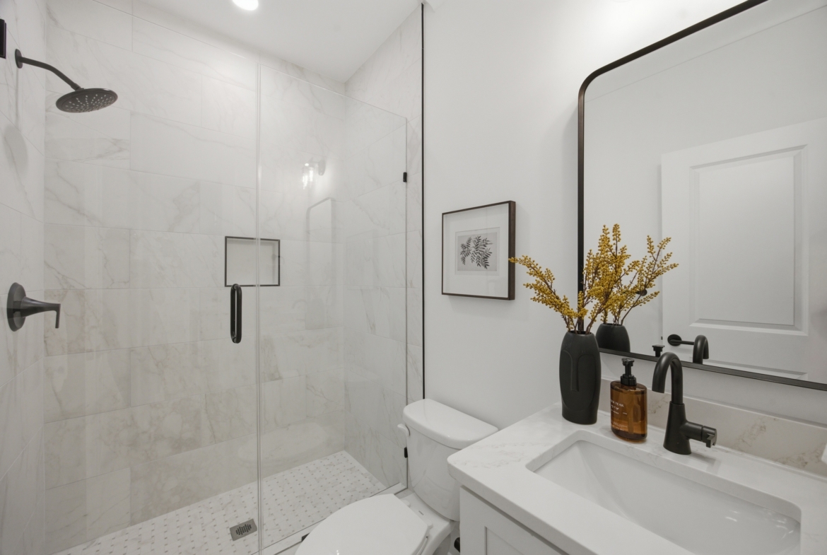 135 Parkdale Dr bathroom
