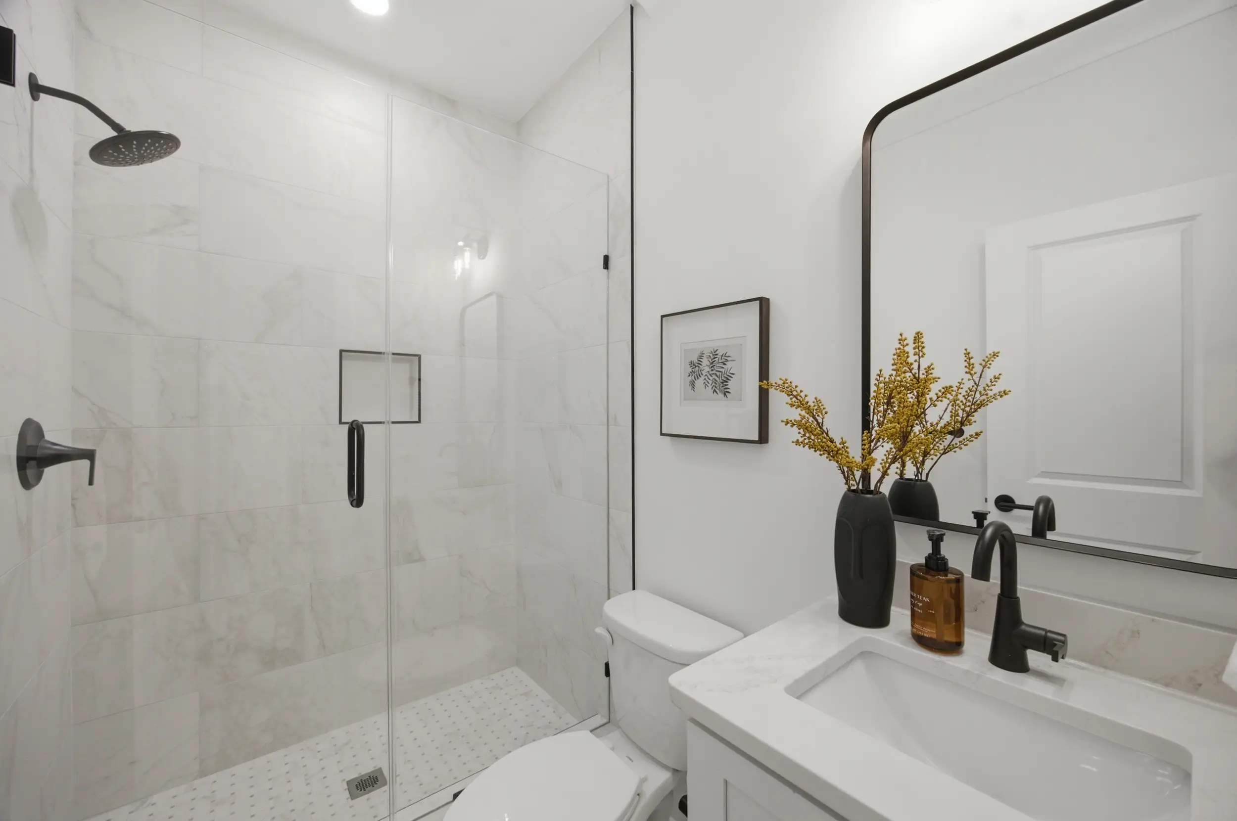 135 Parkdale Dr bathroom