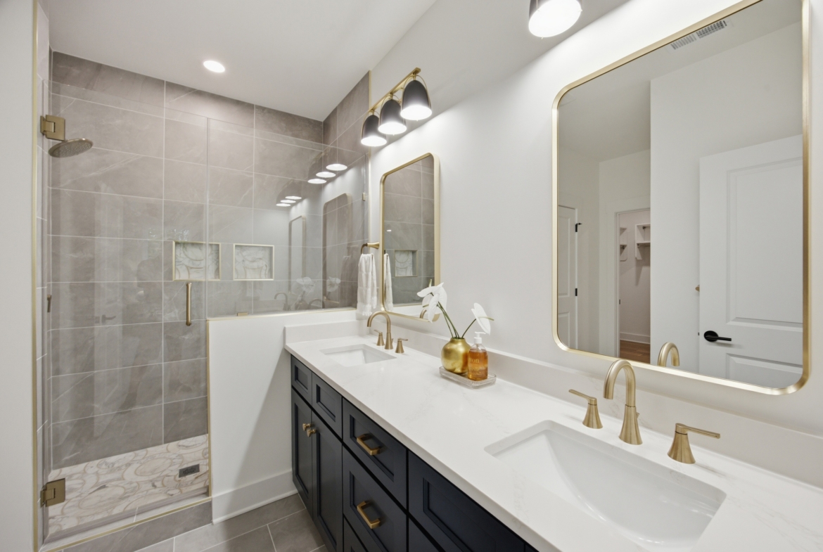135 Parkdale Dr bathroom