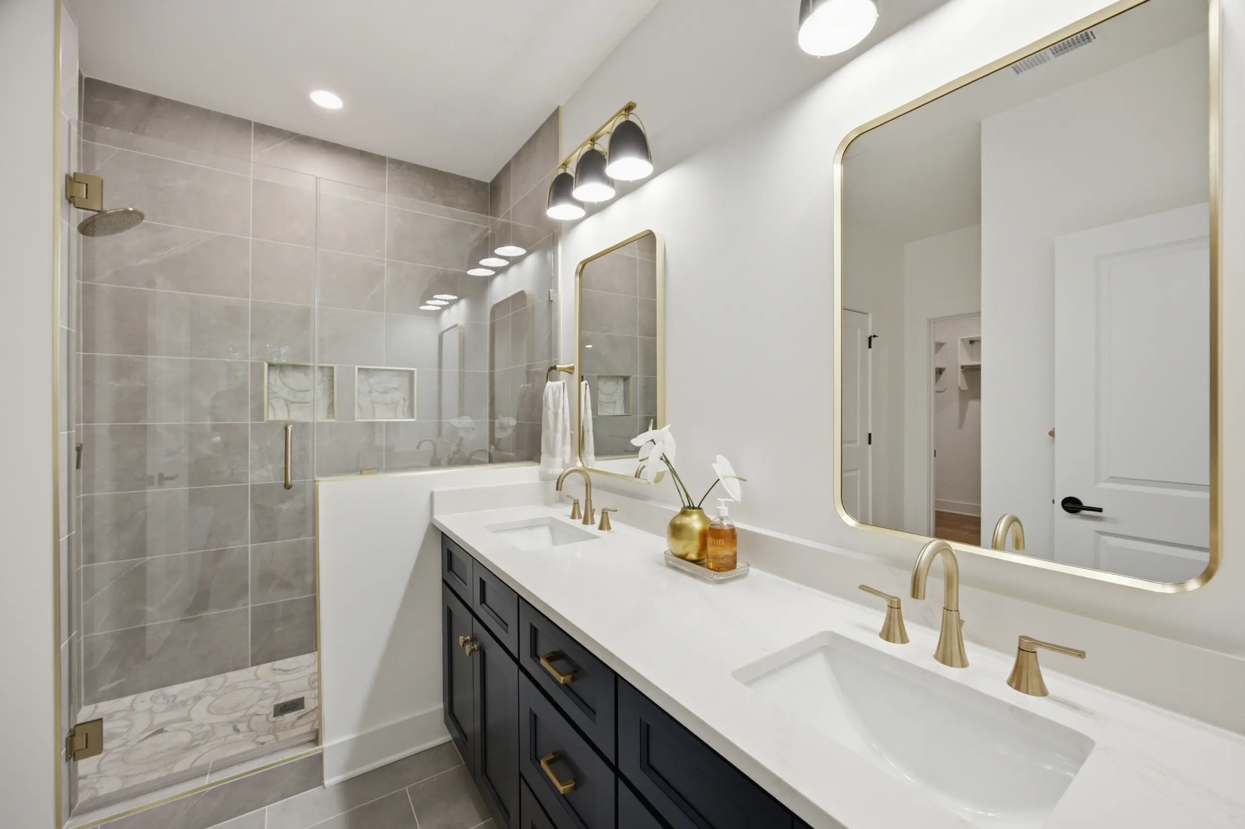 135 Parkdale Dr bathroom