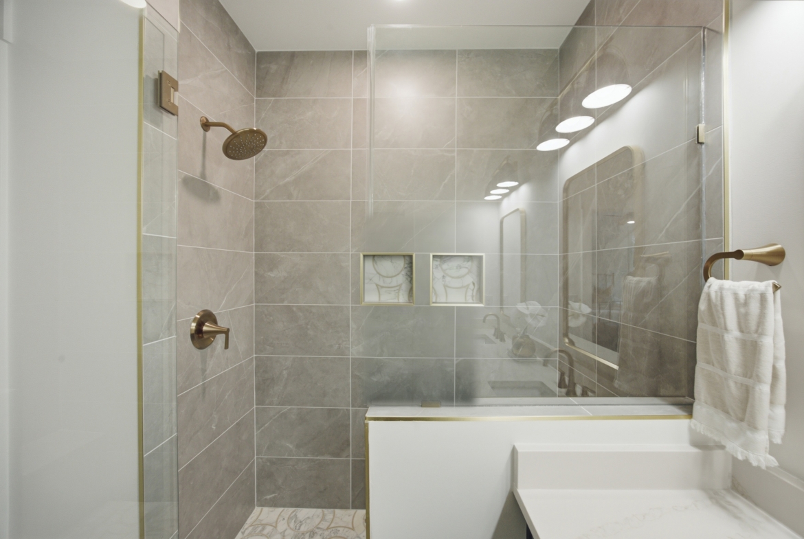 135 Parkdale Dr bathroom