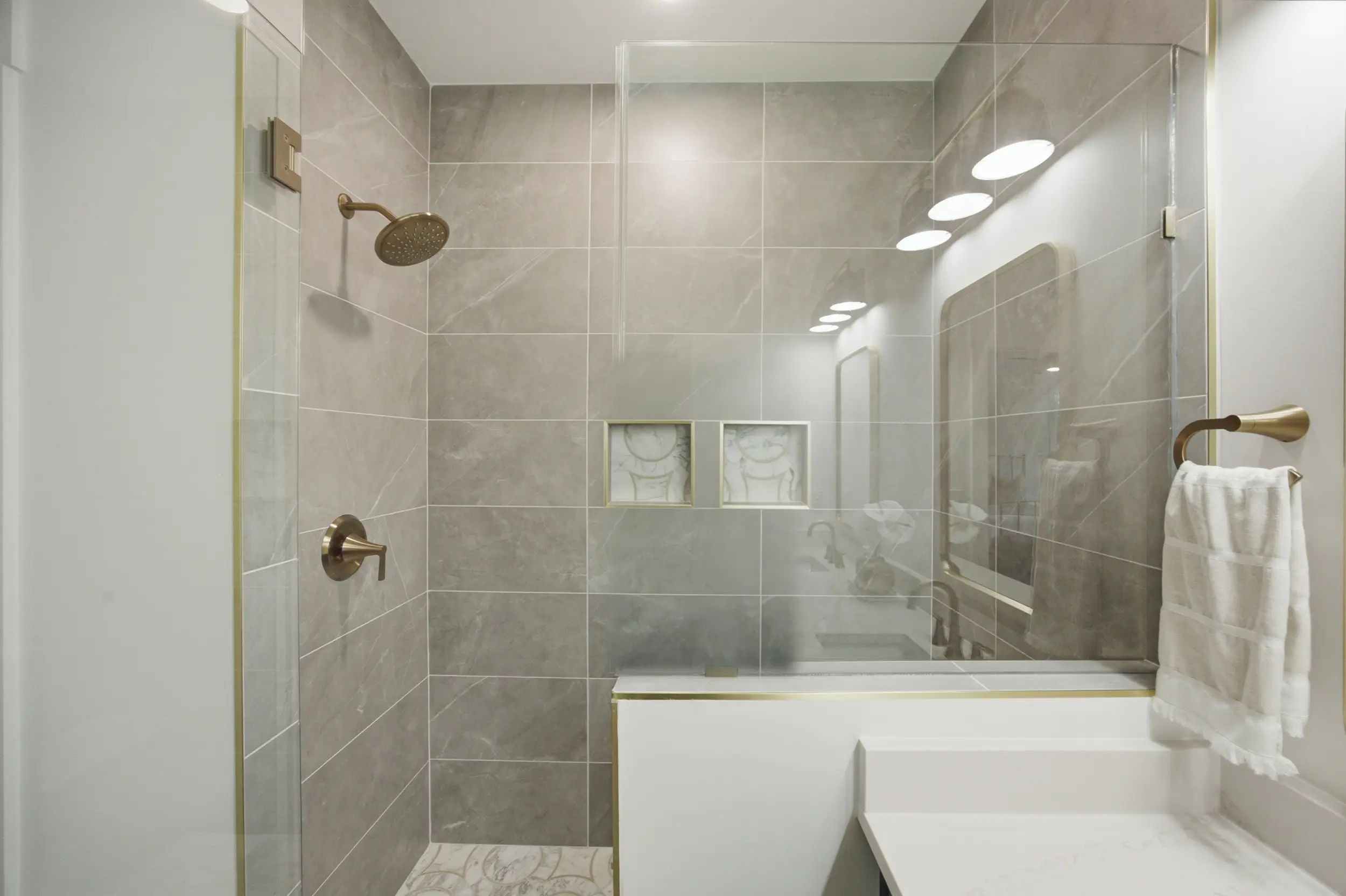 135 Parkdale Dr bathroom