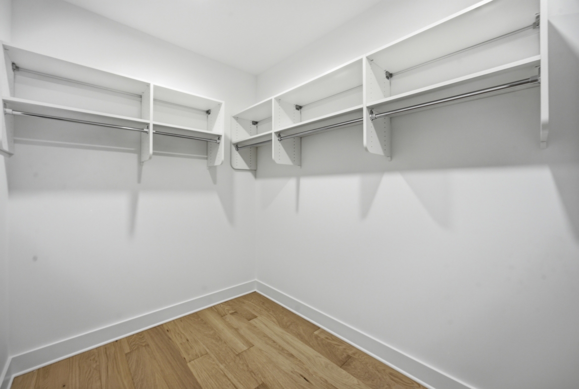 135 Parkdale Dr bedroom closet