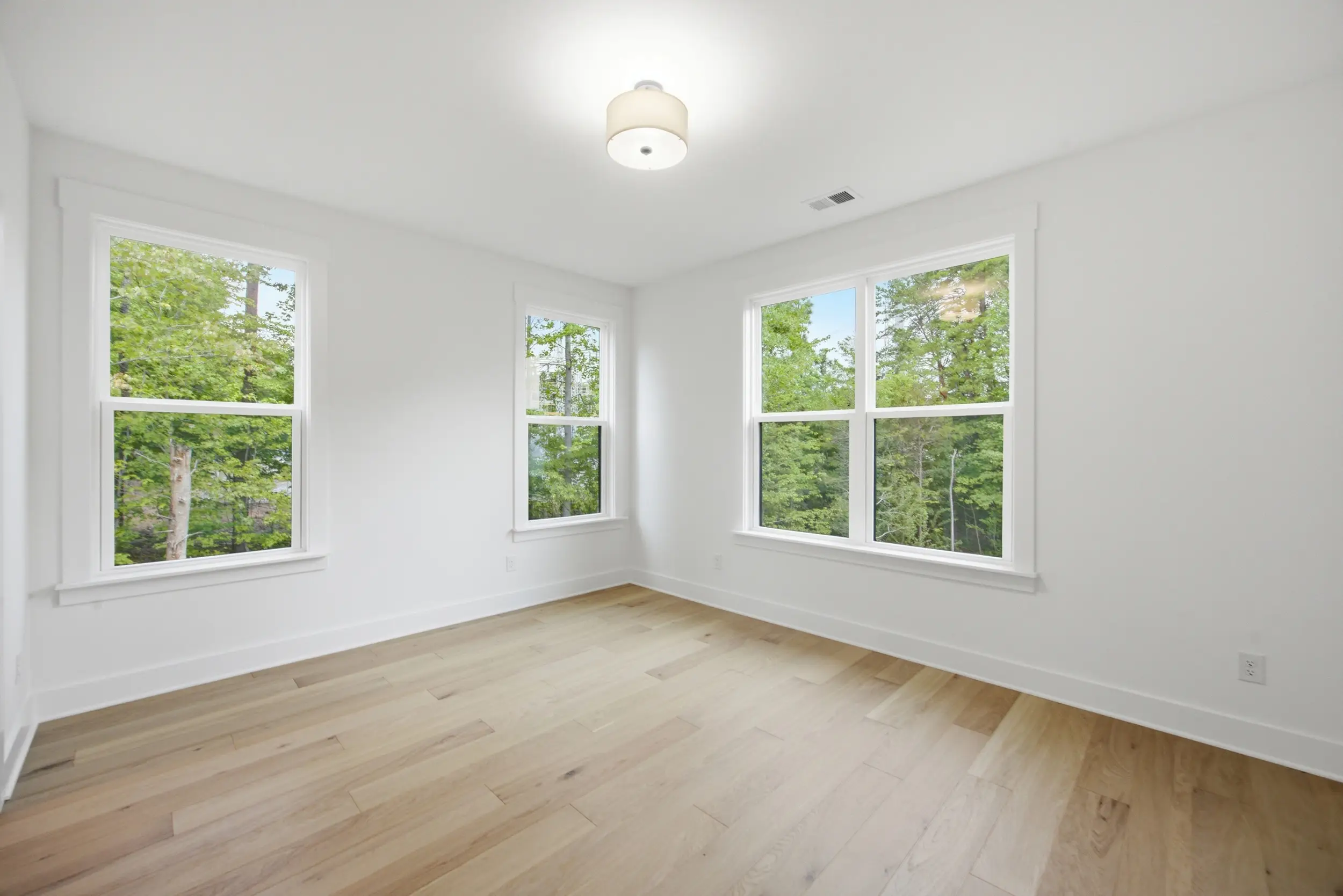 135 Parkdale Dr bedroom