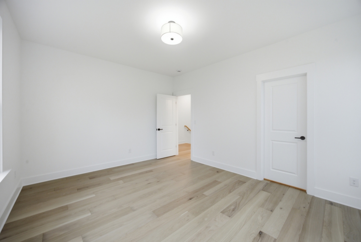 135 Parkdale Dr bedroom