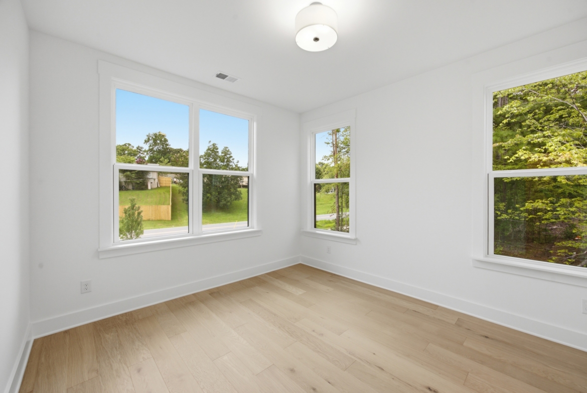 135 Parkdale Dr bedroom