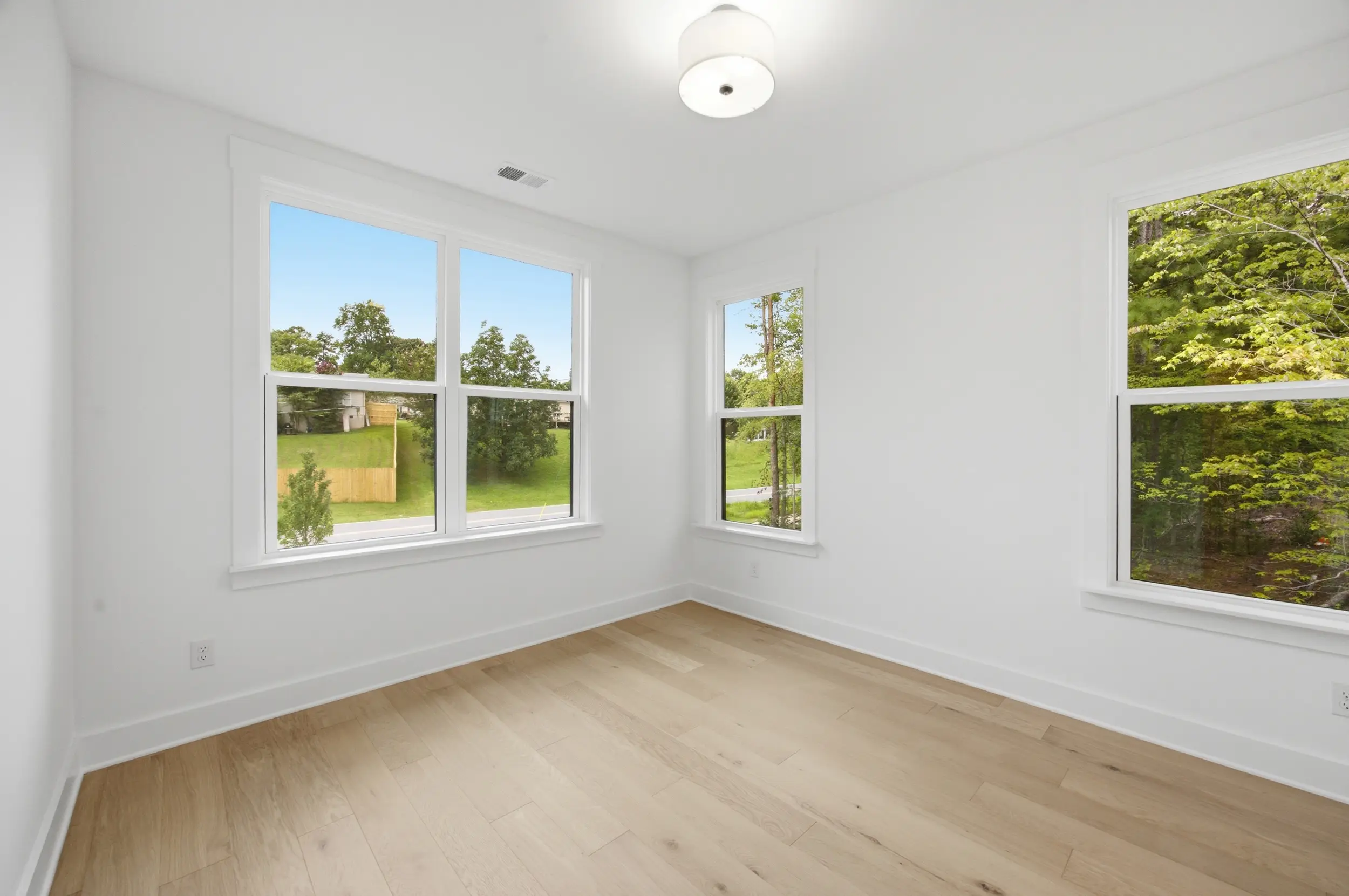 135 Parkdale Dr bedroom