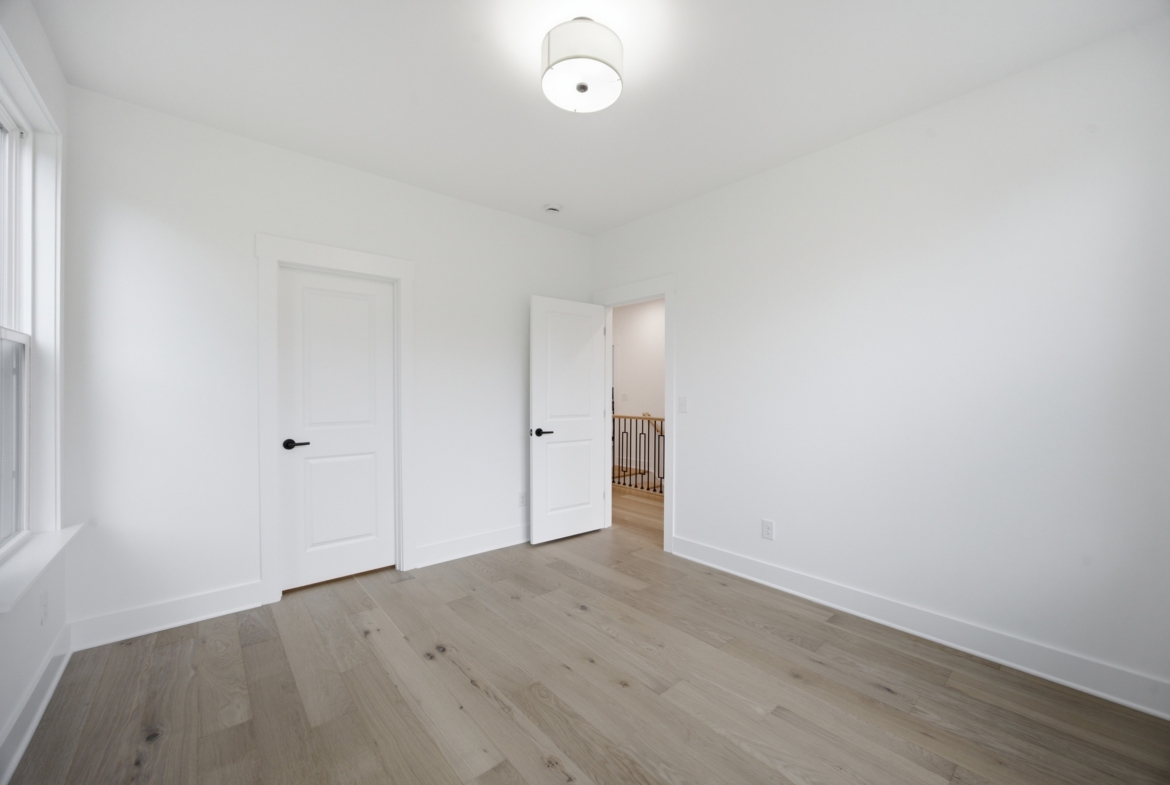 135 Parkdale Dr bedroom