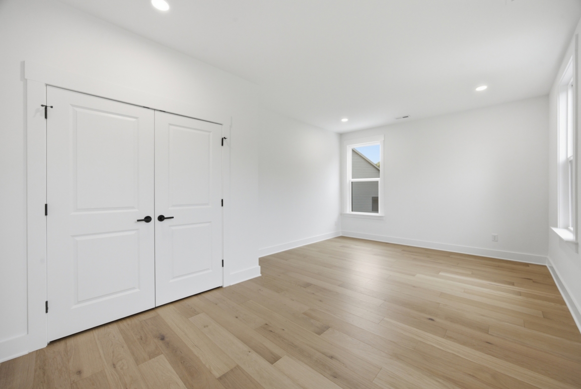 135 Parkdale Dr bedroom