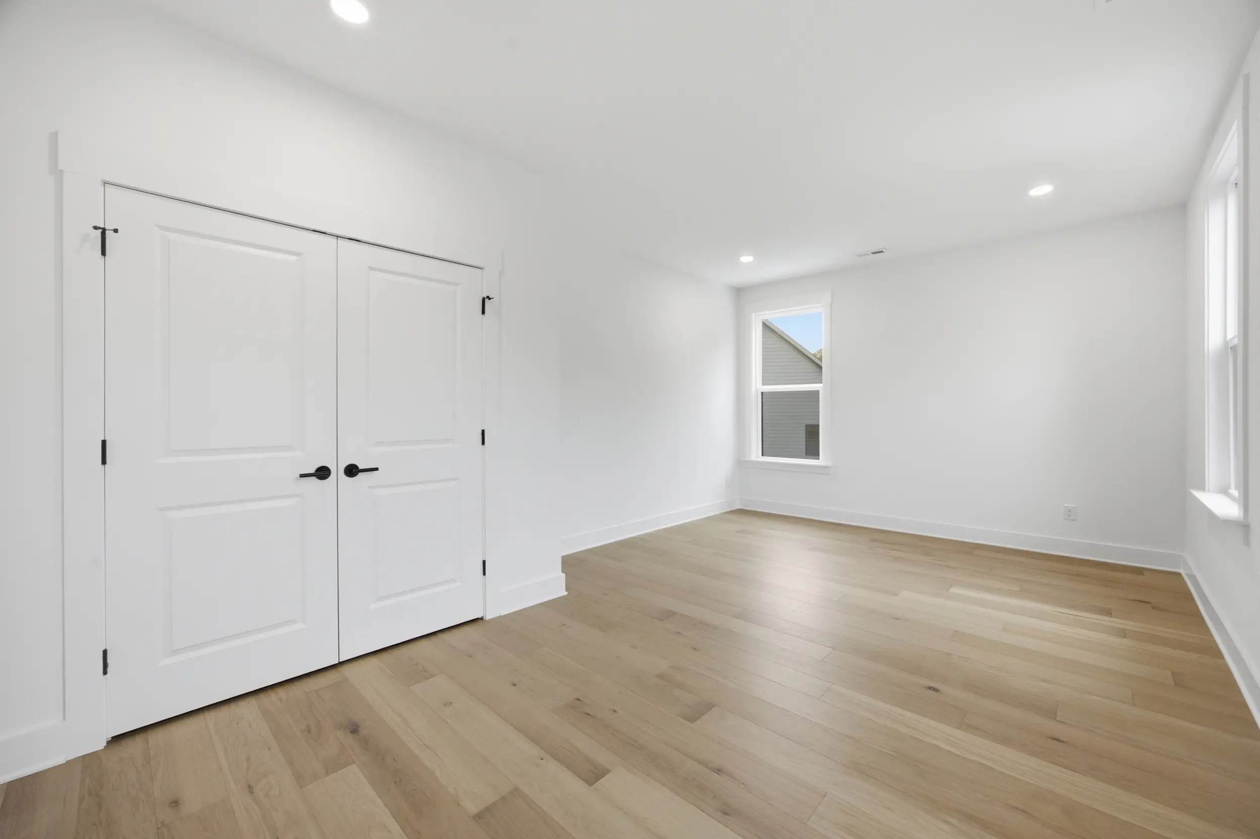135 Parkdale Dr bedroom