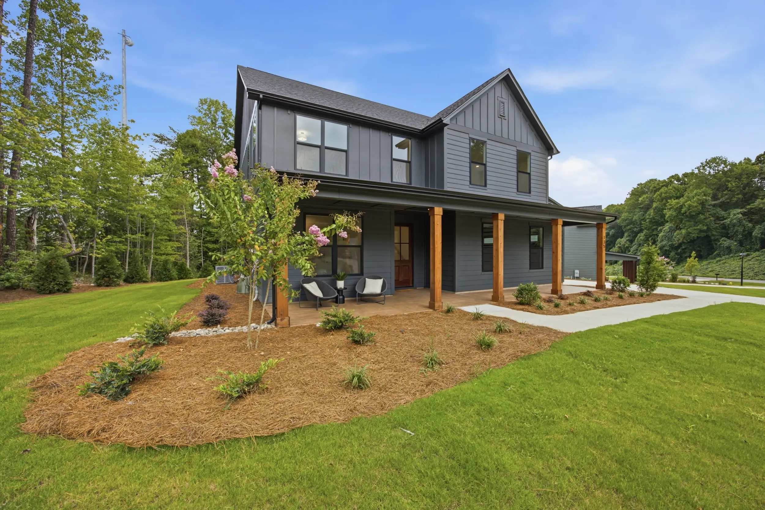 135 Parkdale Dr exterior