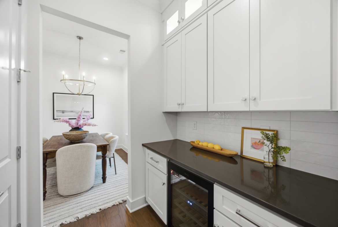 205 Parkdale Dr kitchen
