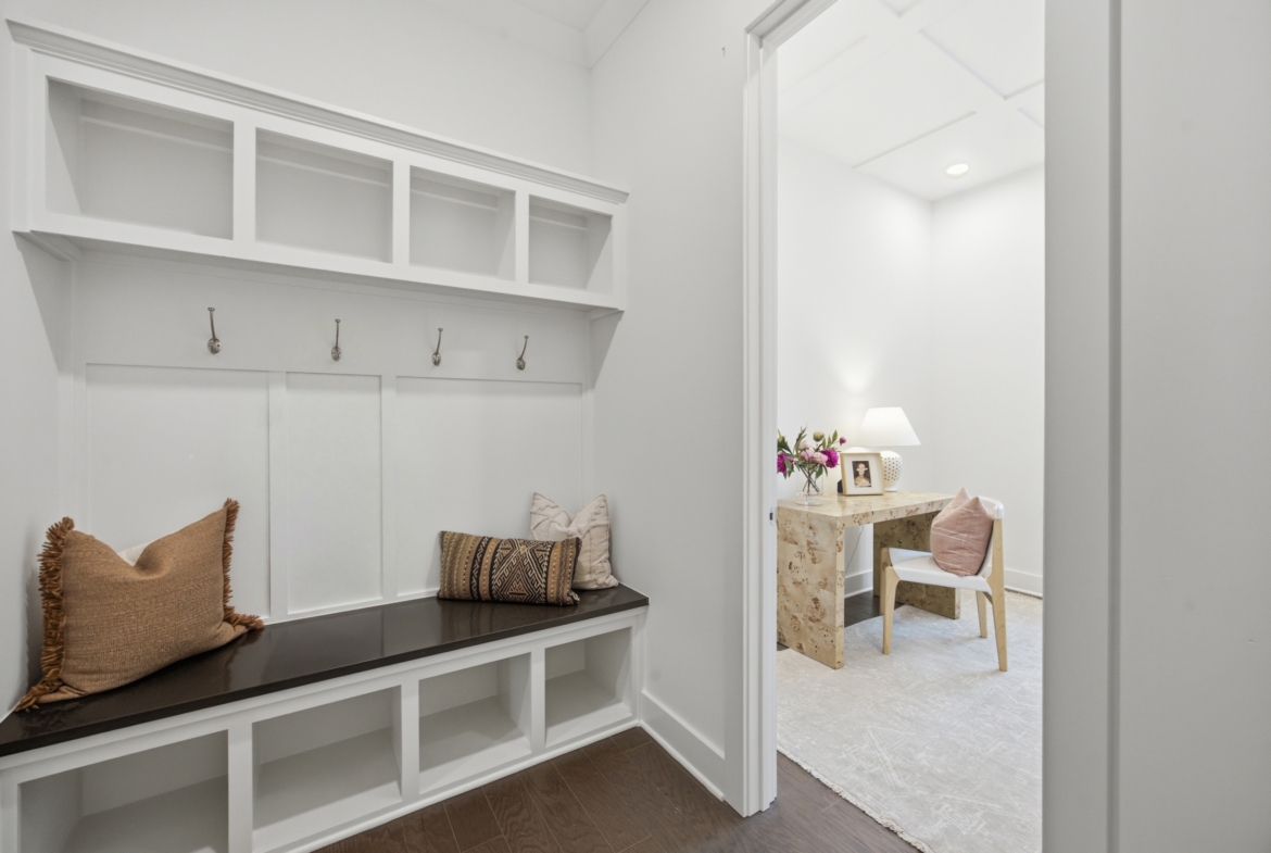 205 Parkdale Dr mudroom