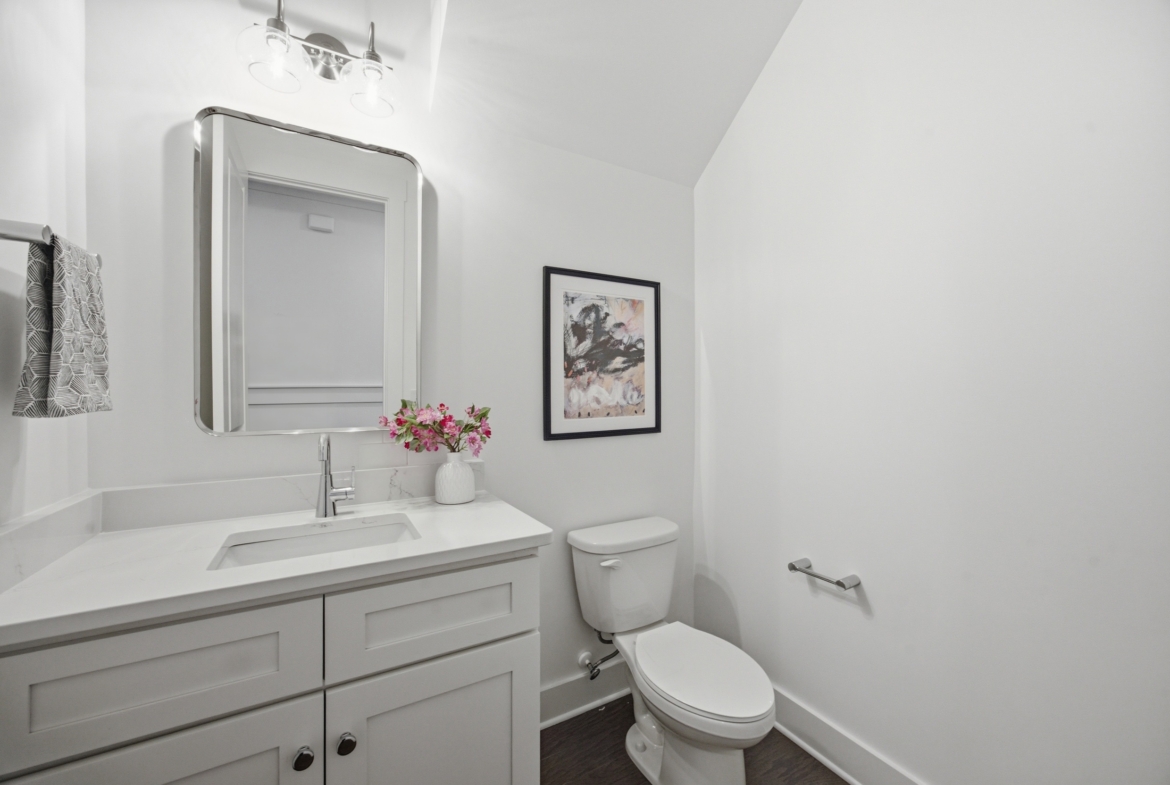 205 Parkdale Dr bathroom