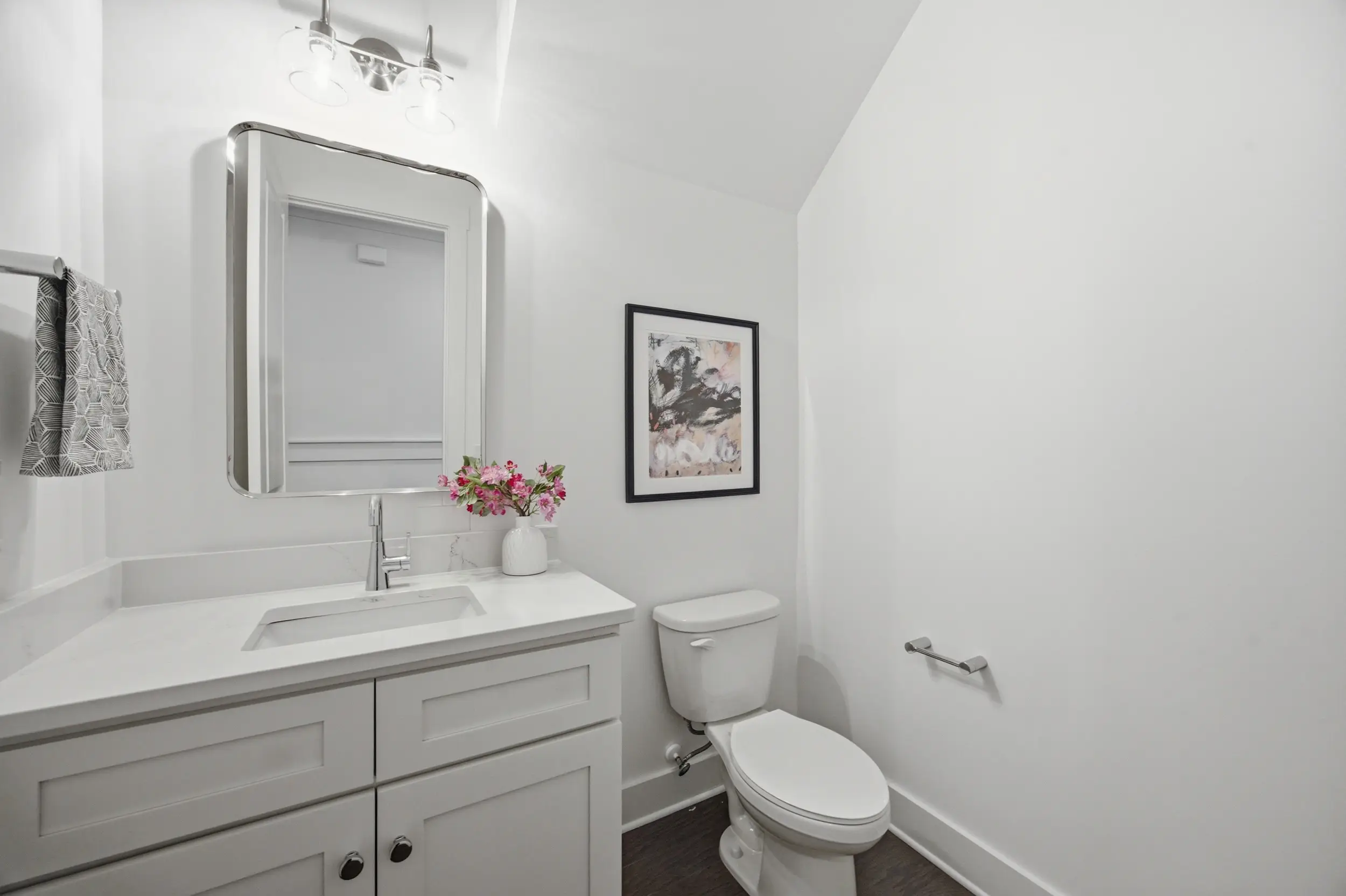 205 Parkdale Dr bathroom