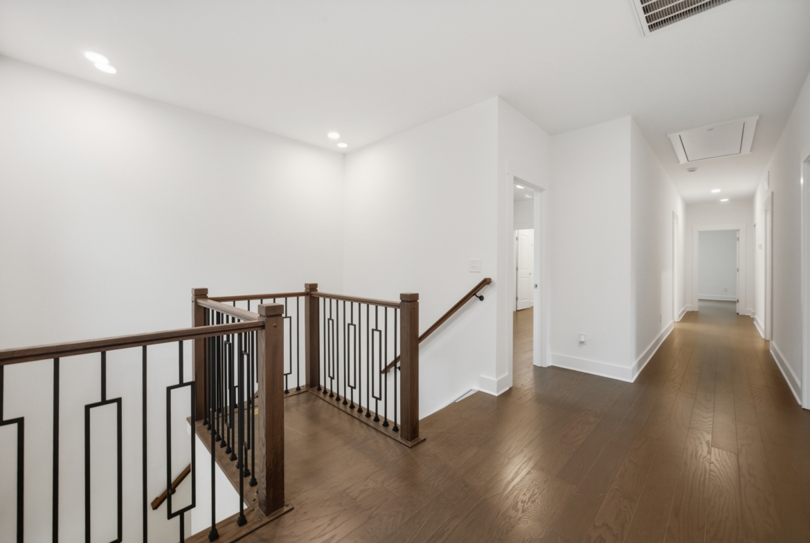 205 Parkdale Dr stairs
