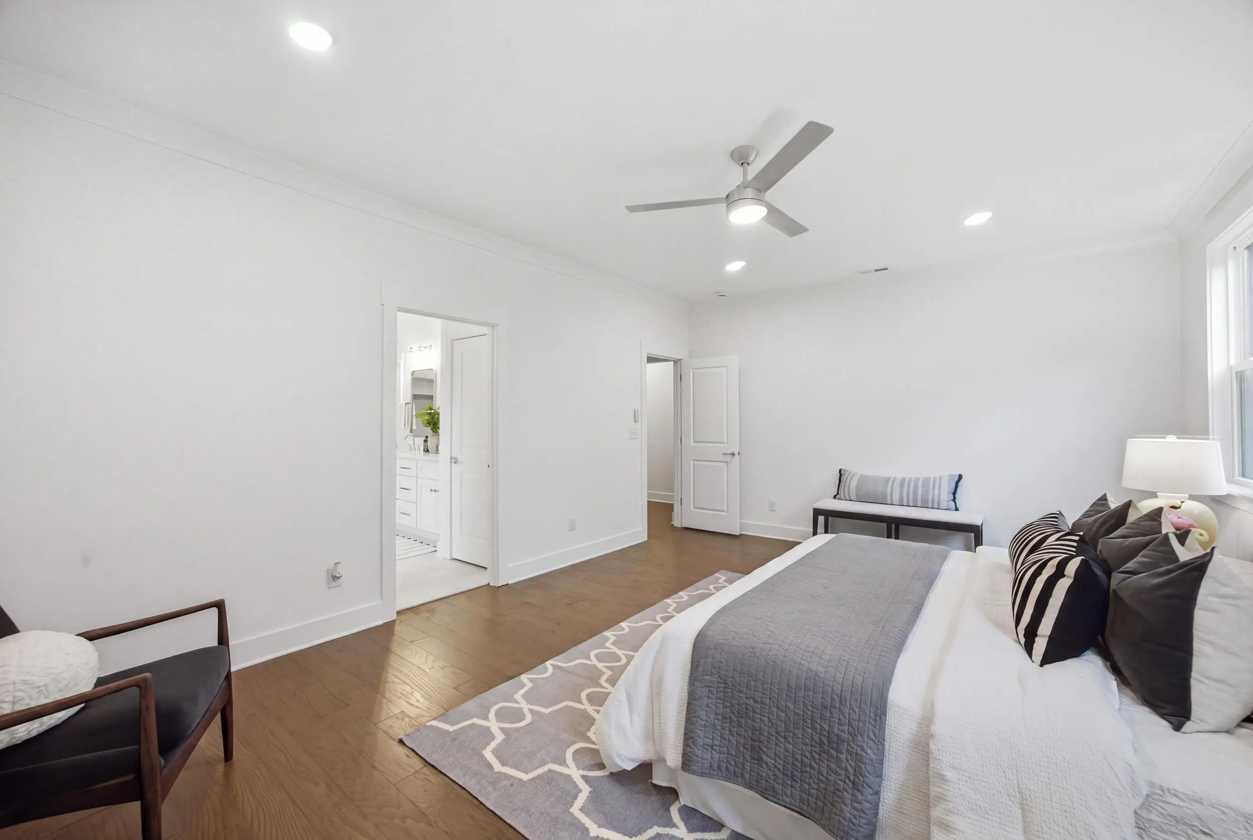 205 Parkdale Dr bedroom
