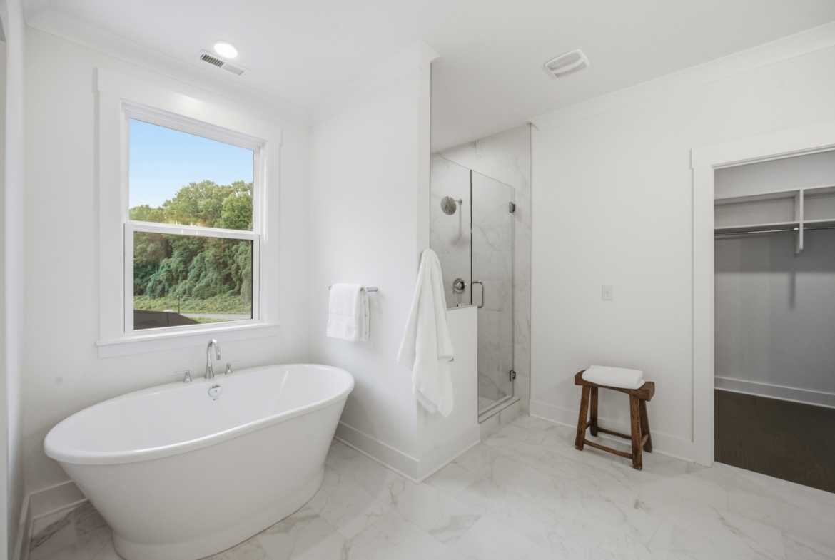 205 Parkdale Dr bathroom