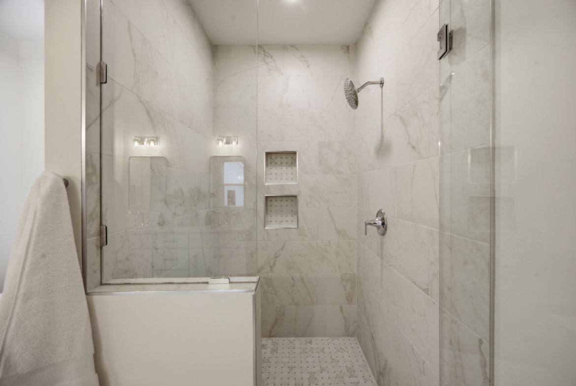 205 Parkdale Dr bathroom