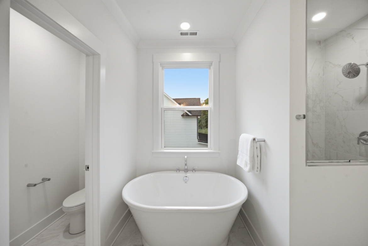 205 Parkdale Dr bathtub